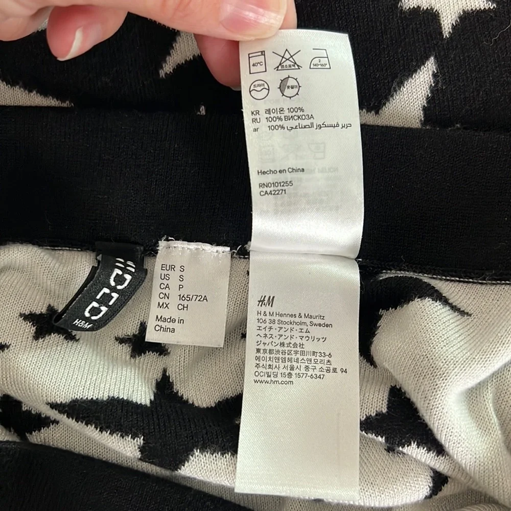 H&M DIVIDED black and white Stars stretchy knit mini skirt size Small